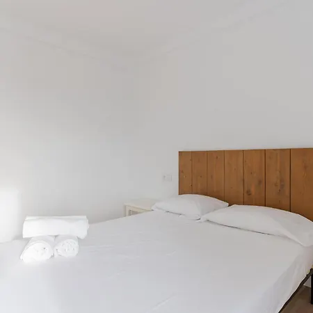 Ocean's Whisper: Les Palmeres Seaview Sanctuary Apartamento