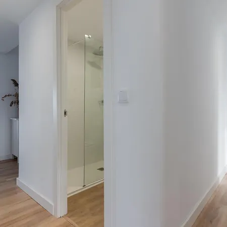 Apartamento Ocean's Whisper: Les Palmeres Seaview Sanctuary