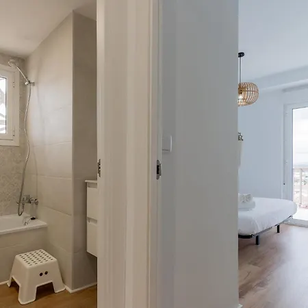 Apartamento Ocean's Whisper: Les Palmeres Seaview Sanctuary *