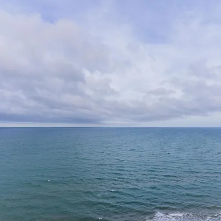 Apartamento Ocean's Whisper: Les Palmeres Seaview Sanctuary Valencia