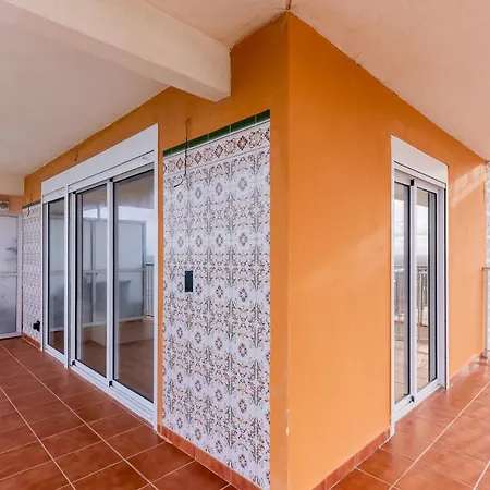 Apartamento Ocean's Whisper: Les Palmeres Seaview Sanctuary