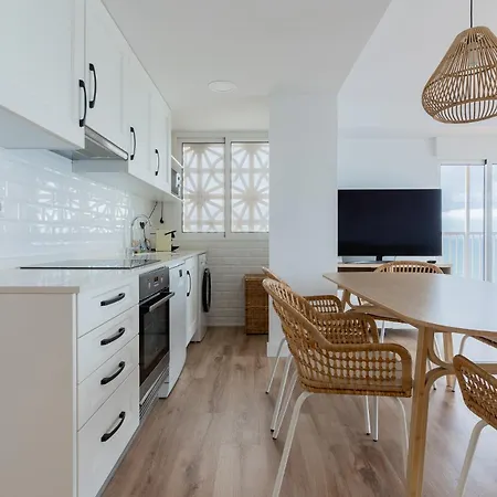 Apartamento Ocean's Whisper: Les Palmeres Seaview Sanctuary *