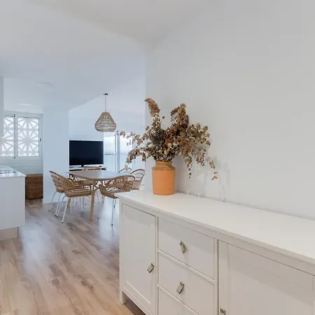 Apartamento Ocean's Whisper: Les Palmeres Seaview Sanctuary *